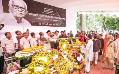 人々はアフマド・ラフィクに敬意を表す