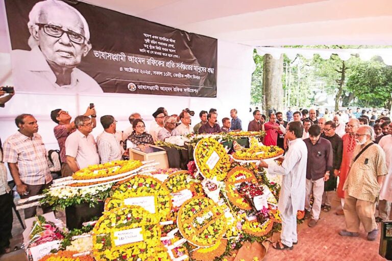 人々はアフマド・ラフィクに敬意を表す