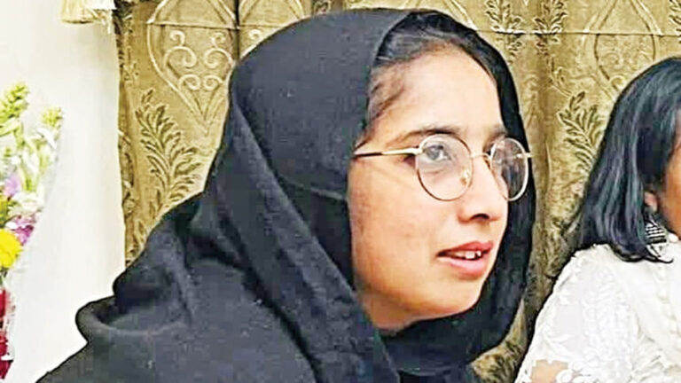 彼女は生徒たちを救うために命を捧げた