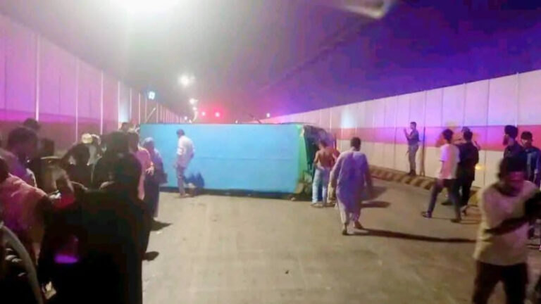 カルナフリトンネル内でバスが横転、15人負傷