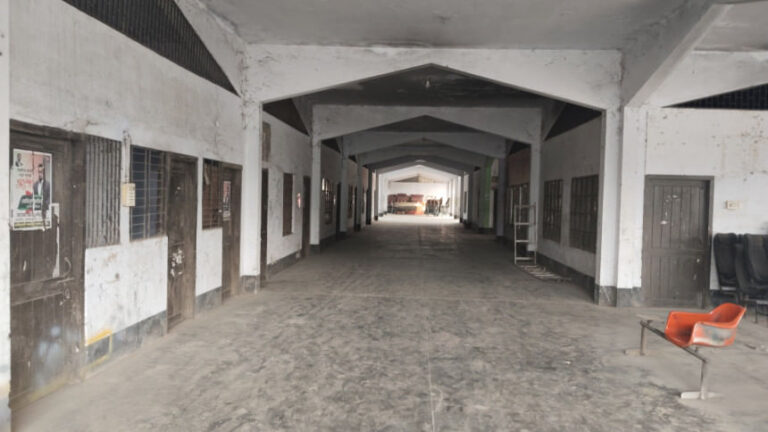 ラジバリのバスターミナルは30年間放置されていた