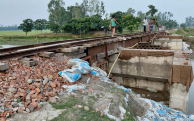 橋の工事の遅れで列車の乗客が危険にさらされる