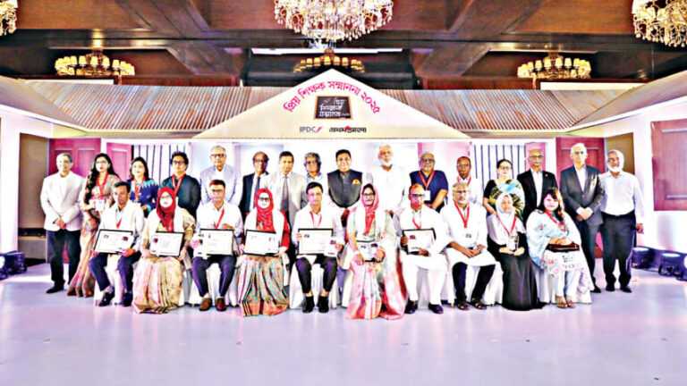 プロトム・アロ、IPDC が 10 人の教師を表彰