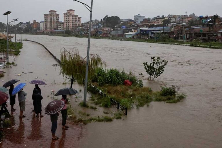 ネパールで土砂崩れと洪水により42人死亡