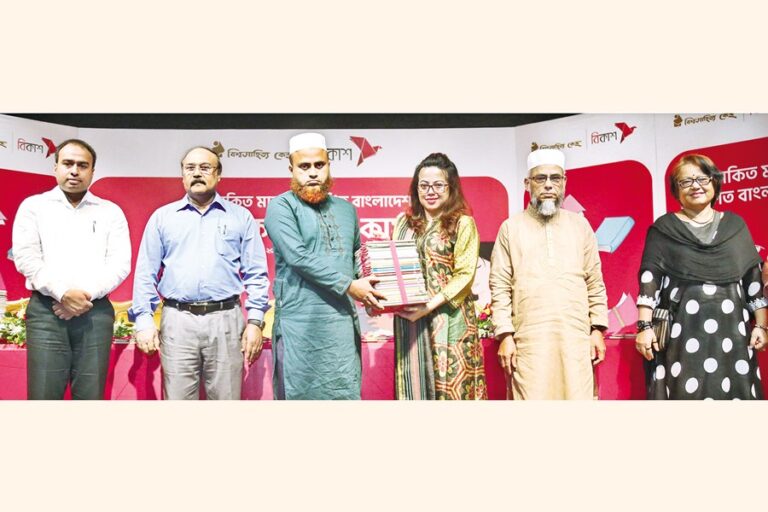 bKash 氏、Bishwo Shahitto Kendro 氏が学校の生徒向けの読書を拡大