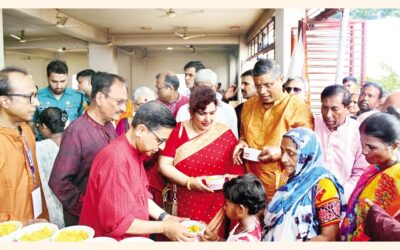 インド特使がダケーシュワリ寺院でドゥルガー・プージャに参加