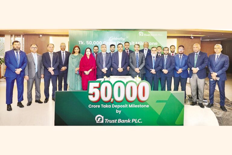 トラスト銀行、預金額5000億タカ達成を祝う