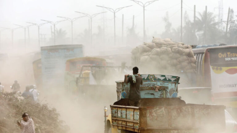 大気汚染を抑制するには、より強力な法律と調整が不可欠