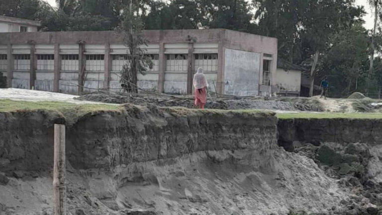 違法な砂の採取がメグナ川の浸食を悪化させる