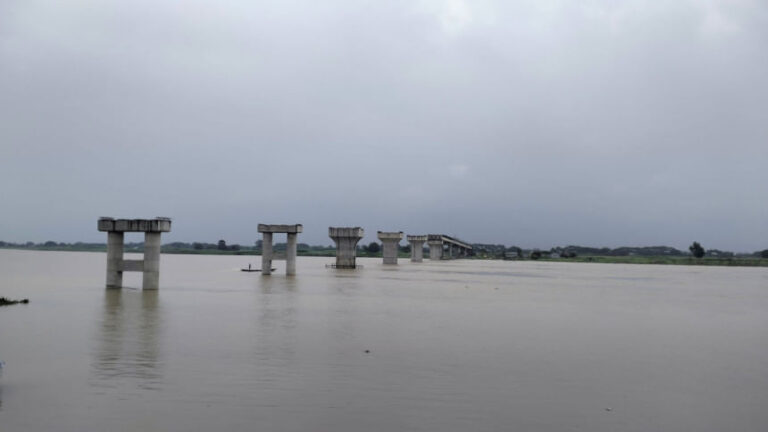 7年、2人の請負業者、まだ橋は完成していない