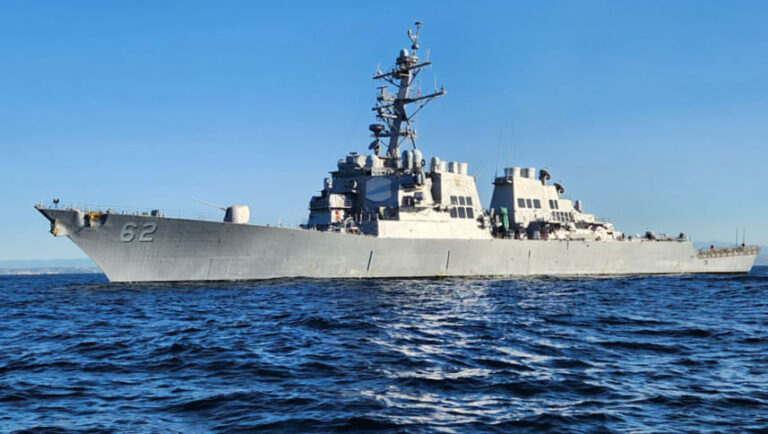 米海軍の軍艦が親善任務でここに停泊