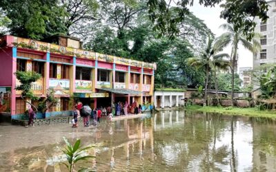 マニクガンジの学校が浸水し、生徒たちは甚大な被害を受ける