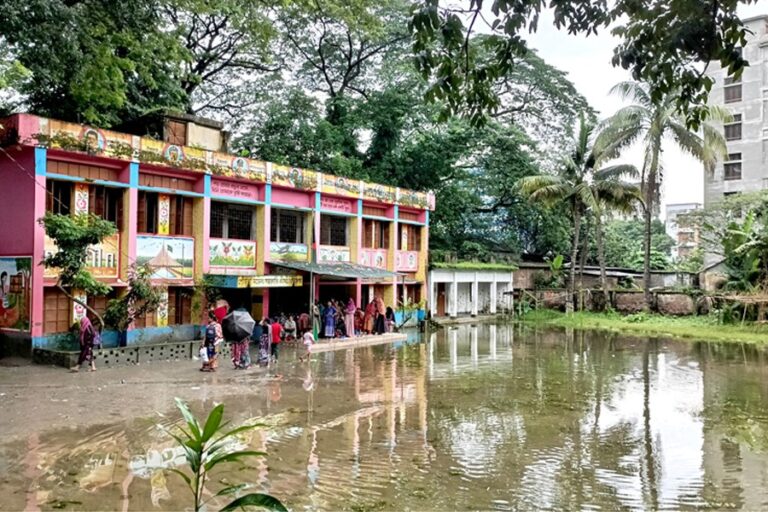 マニクガンジの学校が浸水し、生徒たちは甚大な被害を受ける