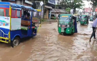 主要道路クミラが崩壊、毎日数千人が被害に