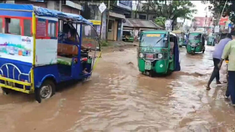 主要道路クミラが崩壊、毎日数千人が被害に