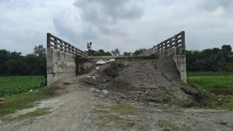 マイメンシンのプルプル：アクセス道路の不足で橋が使えない