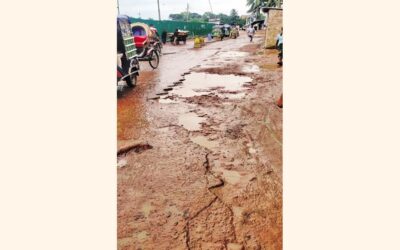 BIWTAガート近くのチャンドプル主要道路が荒廃し、人々が苦しんでいる