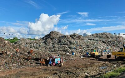 バンクカリ川岸の丘にゴミが山積みになっている