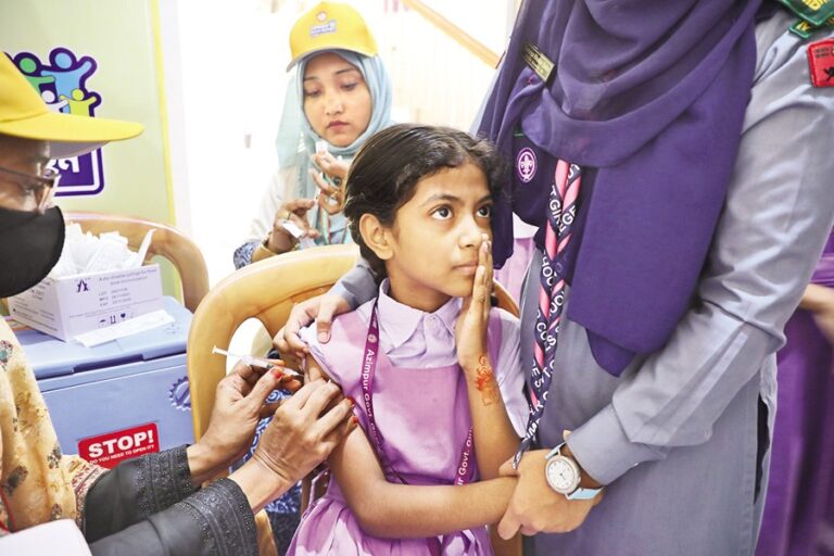 初の全国的な腸チフス予防接種キャンペーンが始まる