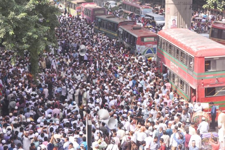 警察はMPOリストに掲載された教育機関の抗議する教師を解散させた