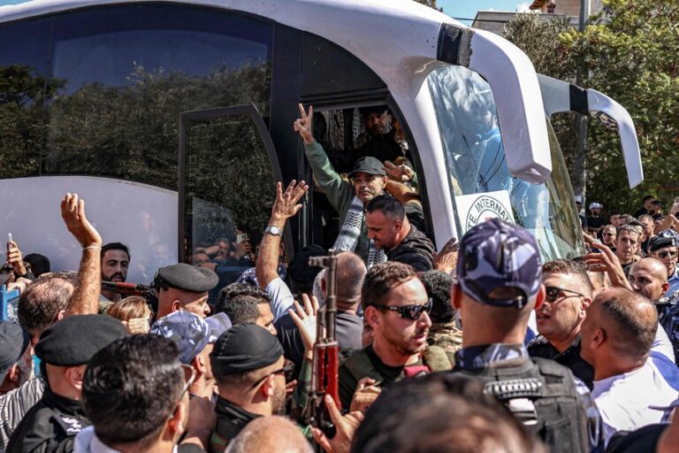 イスラエルが囚人を解放し、パレスチナ人が祝福