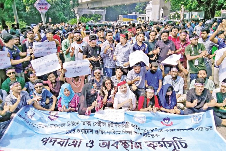 学生がダッカ中央大学の条例を要求