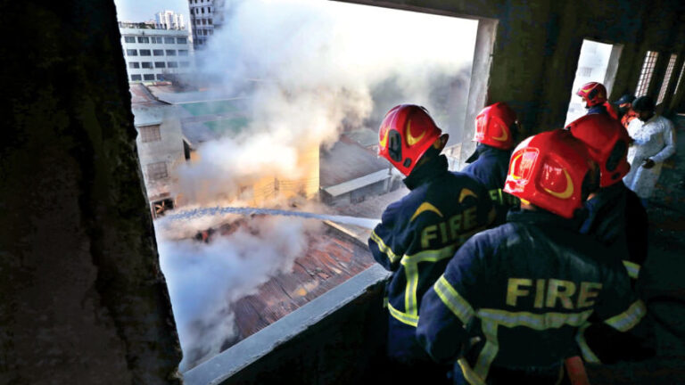 ミルプール工場火災：化学物質の煙がまだ空気中に漂う