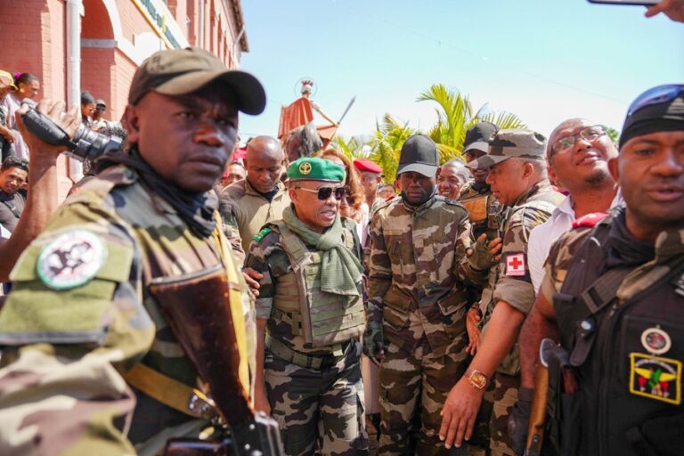 クーデターで文民大統領が追放された後、陸軍大佐がマダガスカルを率いる