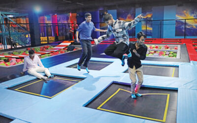 子供たちに走らせ、ジャンプさせ、転ばせ、それを繰り返しさせましょう