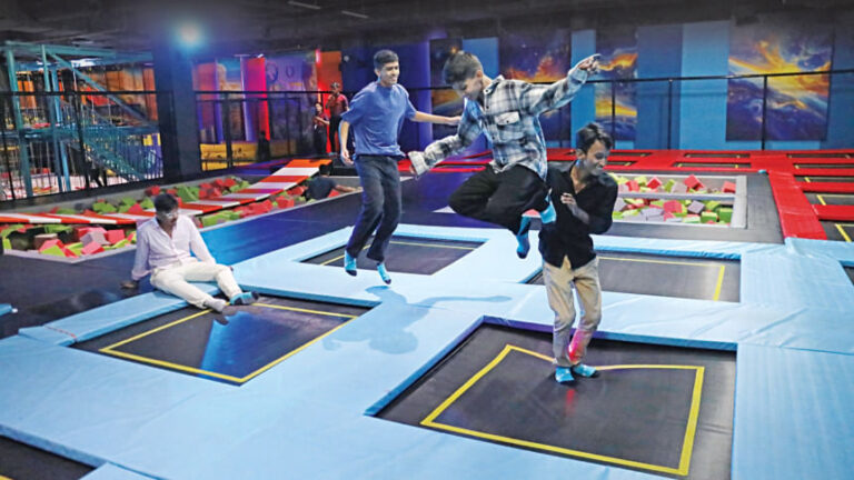 子供たちに走らせ、ジャンプさせ、転ばせ、それを繰り返しさせましょう