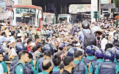 道路封鎖により市内で深刻な交通渋滞が発生