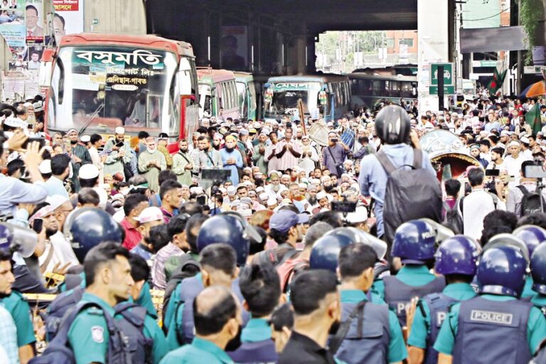 道路封鎖により市内で深刻な交通渋滞が発生