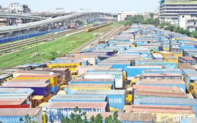 バングラデシュ鉄道の敷地内に、屋根付きのバンやトラックが違法駐車されている。