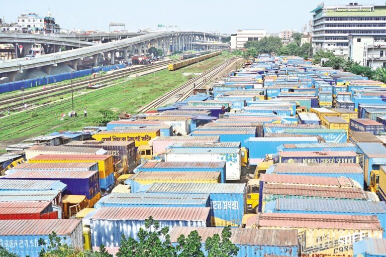 バングラデシュ鉄道の敷地内に、屋根付きのバンやトラックが違法駐車されている。