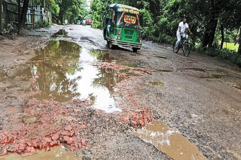 3本の道路が崩壊し、国民の苦しみは深刻化