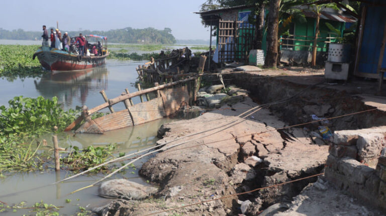 浸食がアムラジフリフェリーターミナルを襲う