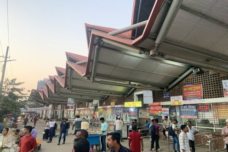 シレット中央バスターミナルは開業からわずか3年で荒廃した