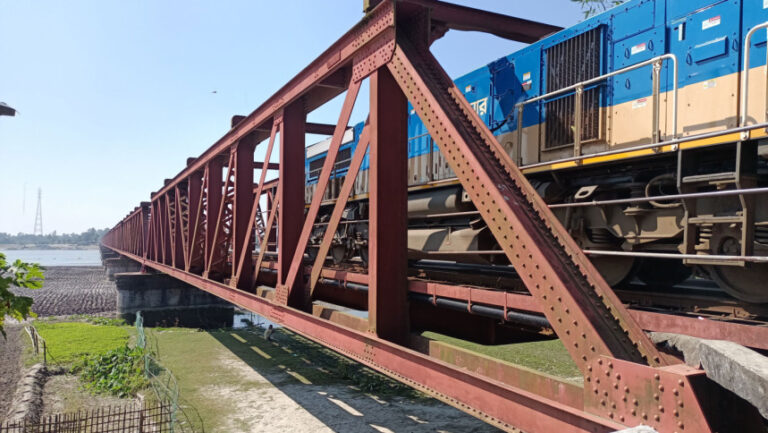 数世紀前の鉄道橋が通勤者を危険にさらす