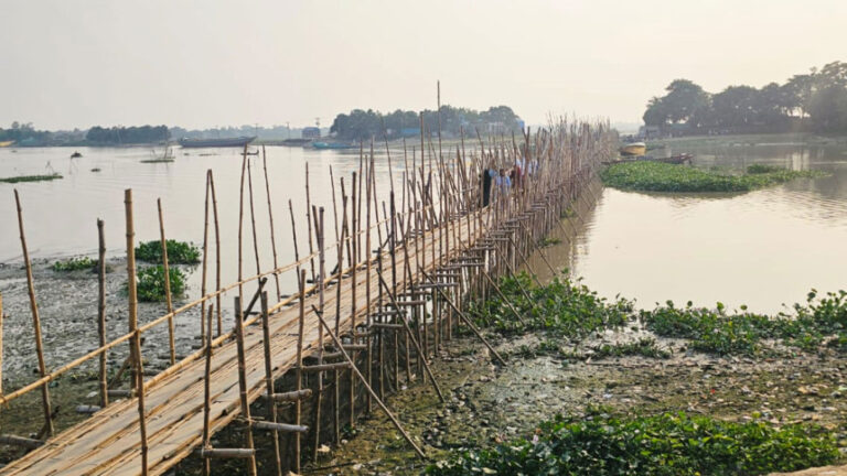 コンクリート橋の不足で地元住民が苦しむ
