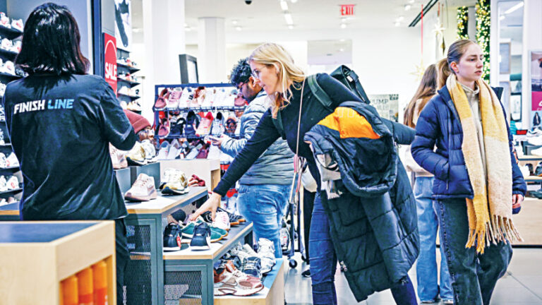 ブラックフライデーの消費者は列に並ぶよりもオンラインで買い物をする