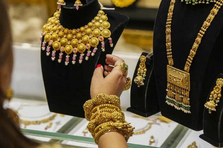 ドル高が一服し、米国経済指標に注目が集まる中、金は損失を縮小