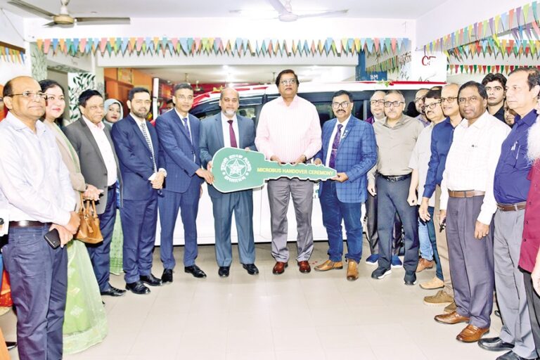 パバリ銀行がバングラデシュ医科大学にマイクロバスを寄贈