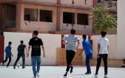 戦争で傷ついた学校が再開し、シリアの子どもたちが破壊された教室に戻る