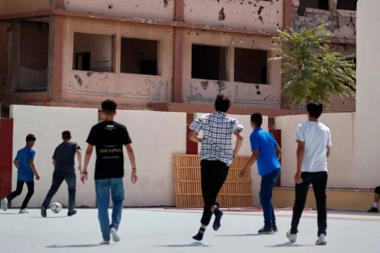 戦争で傷ついた学校が再開し、シリアの子どもたちが破壊された教室に戻る