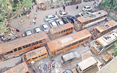 学生主導の民衆蜂起中に焼かれた車両