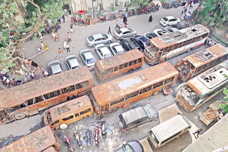 学生主導の民衆蜂起中に焼かれた車両