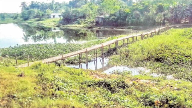 28年経っても、地元住民はバイラブ川に橋が架かるのを待ち続けている