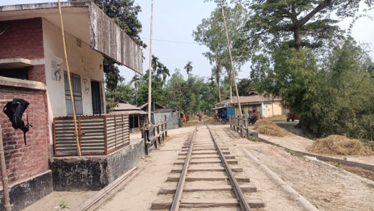 鉄道プロジェクトの停滞で乗客が苦境に立たされる