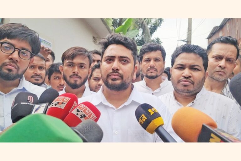 国民市民党（NCP）のナヒド・イスラム代表が記者団に語る