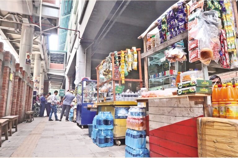行商人たちは歩道を占拠して仮設の屋台を構えた